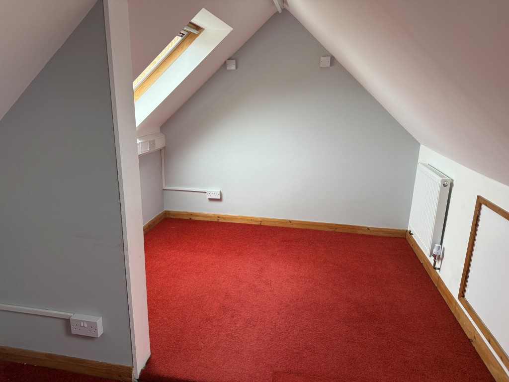 Lot: 36 - FORMER DOCTORS SURGERY WITH POTENTIAL FOR RESIDENTIAL CONVERSION - SF bedroom 3 with Velux window